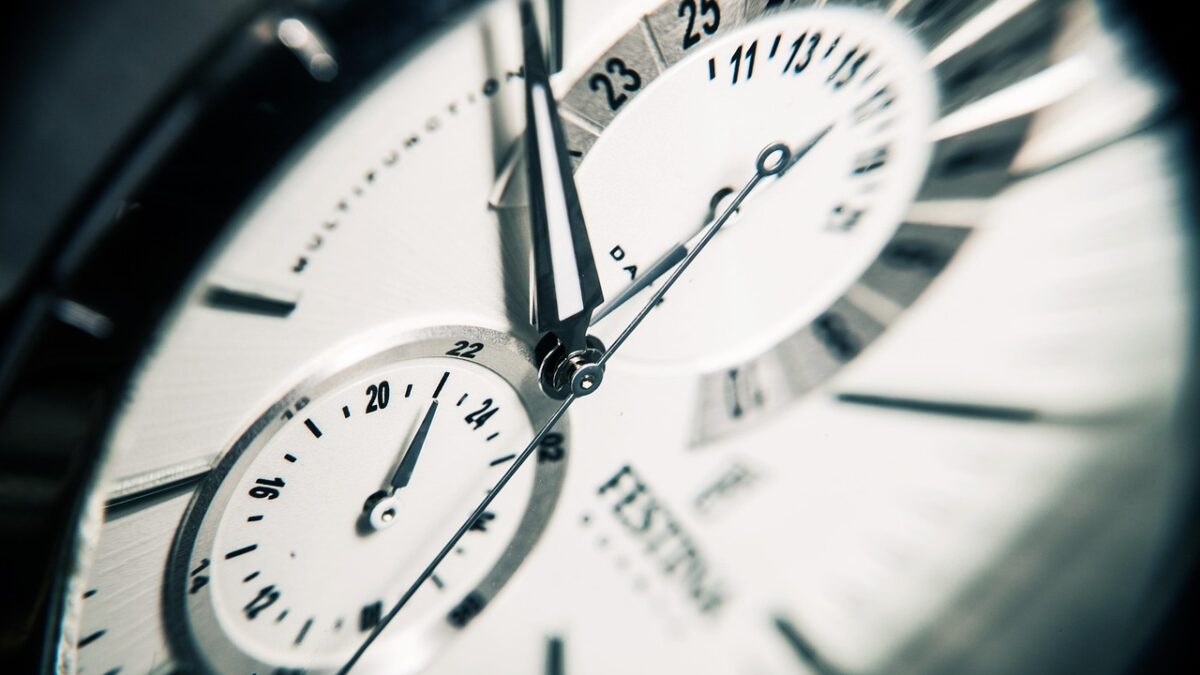 The 24-Hour Watch Dial: Time for Pilots, Poles, and Submarines
