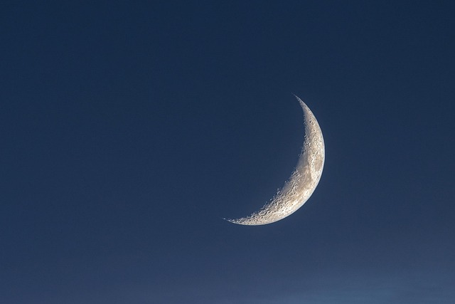 A crescent moon in a dark blue sky