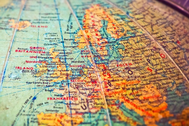 World map highlighting different standard work weeks and public holidays by region